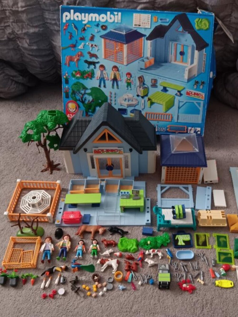 Playmobil Animal Veterinary Clinic #4343   99% Complete